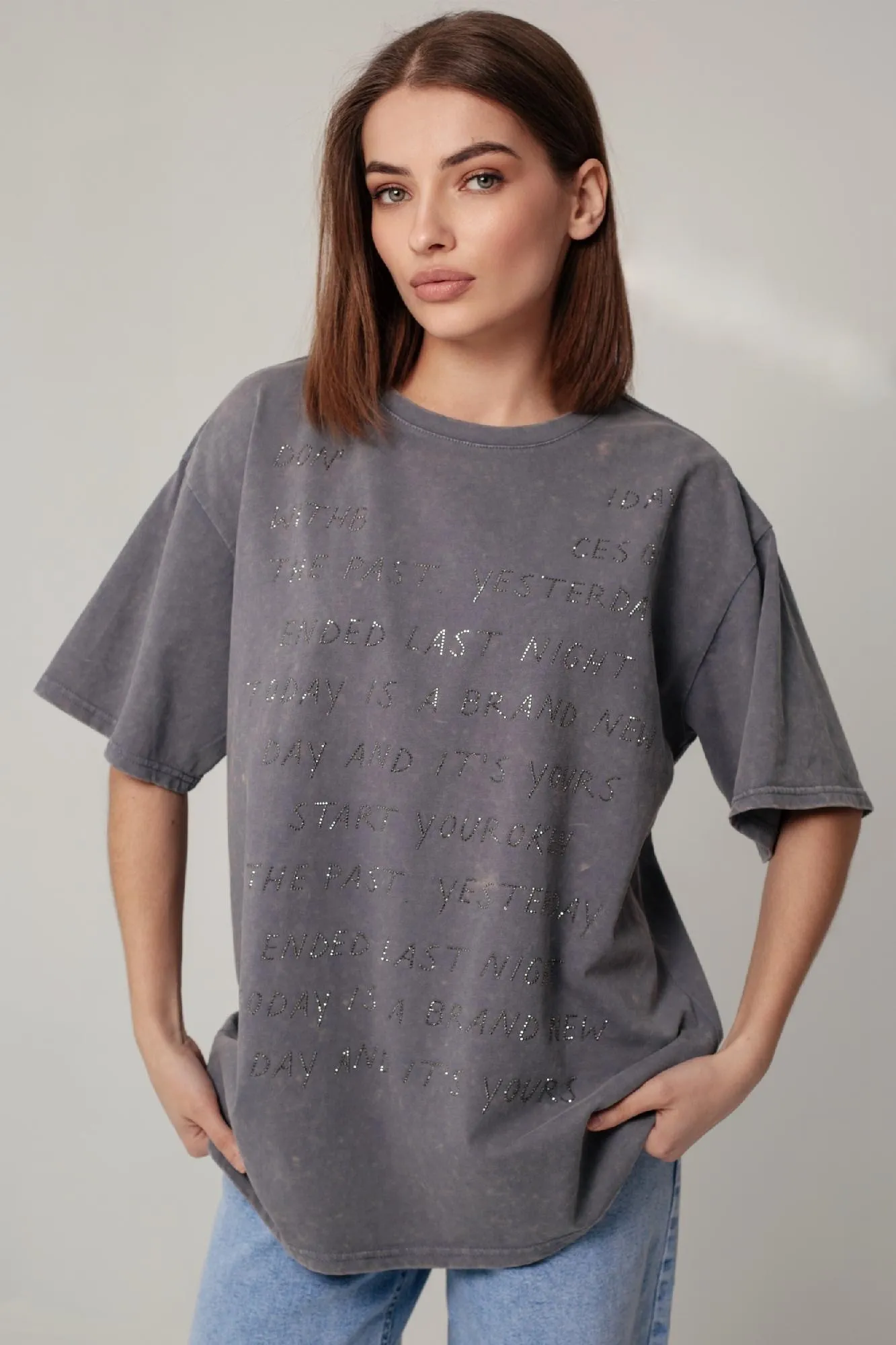 Футболка oversize с блестящими надписями