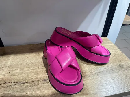 Шлепанцы из экокожи