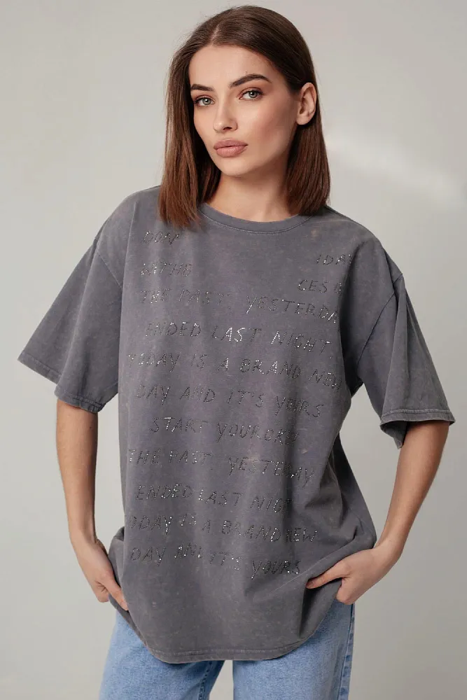 Футболка oversize с блестящими надписями