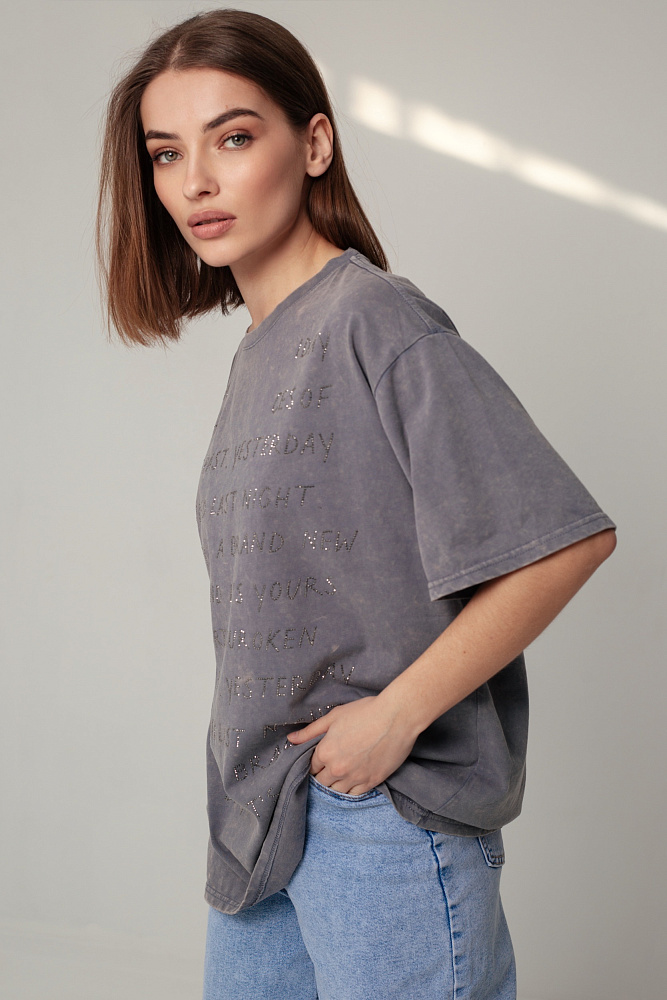 Футболка oversize с блестящими надписями