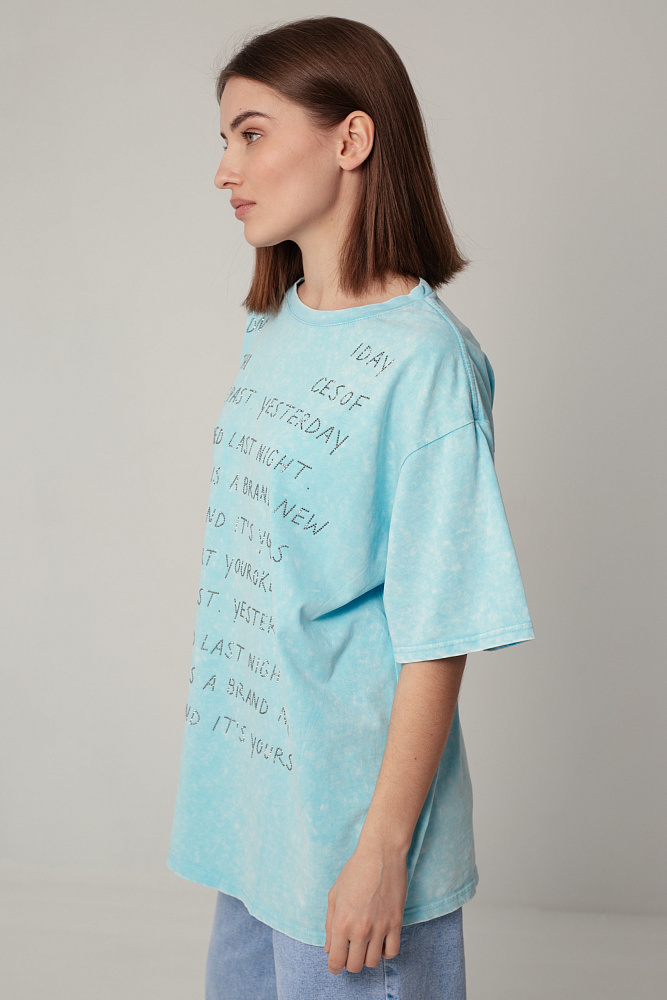 Футболка oversize с блестящими надписями