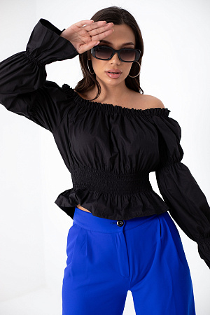 Блуза с открытыми плечами и оборками