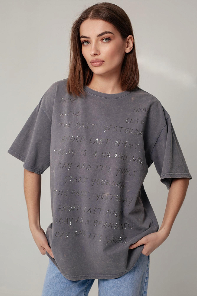 Футболка oversize с блестящими надписями